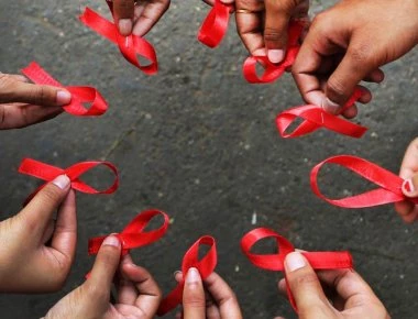 Συγκεντρώσεις και αγρυπνίες σε όλον τον κόσμο για την Παγκόσμια Ημέρα κατά του AIDS